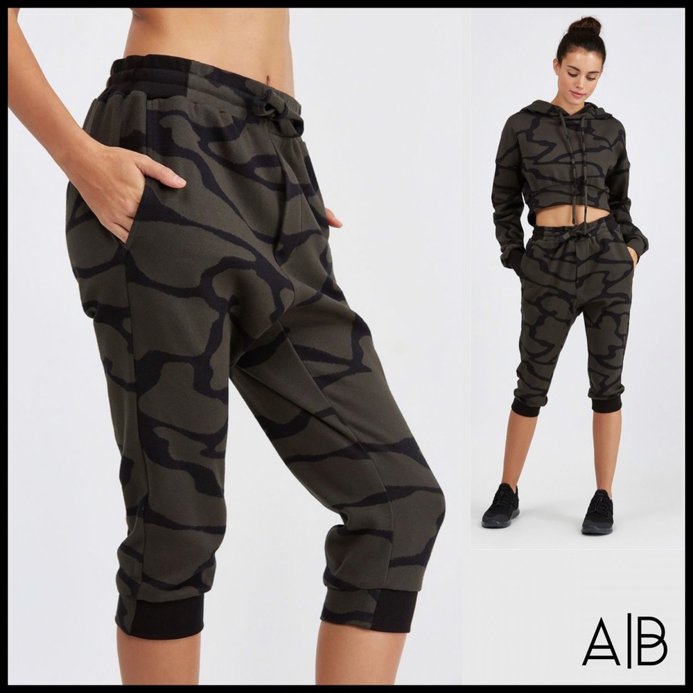 💚 Camo Sweat Capri - Lounge In Style!